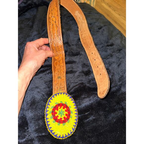VINTAGE UNISEX WESTERN TOOLED LEATHER BELT W/ YELLOW NATIVE BEADED BUCKLE 30 main image 6